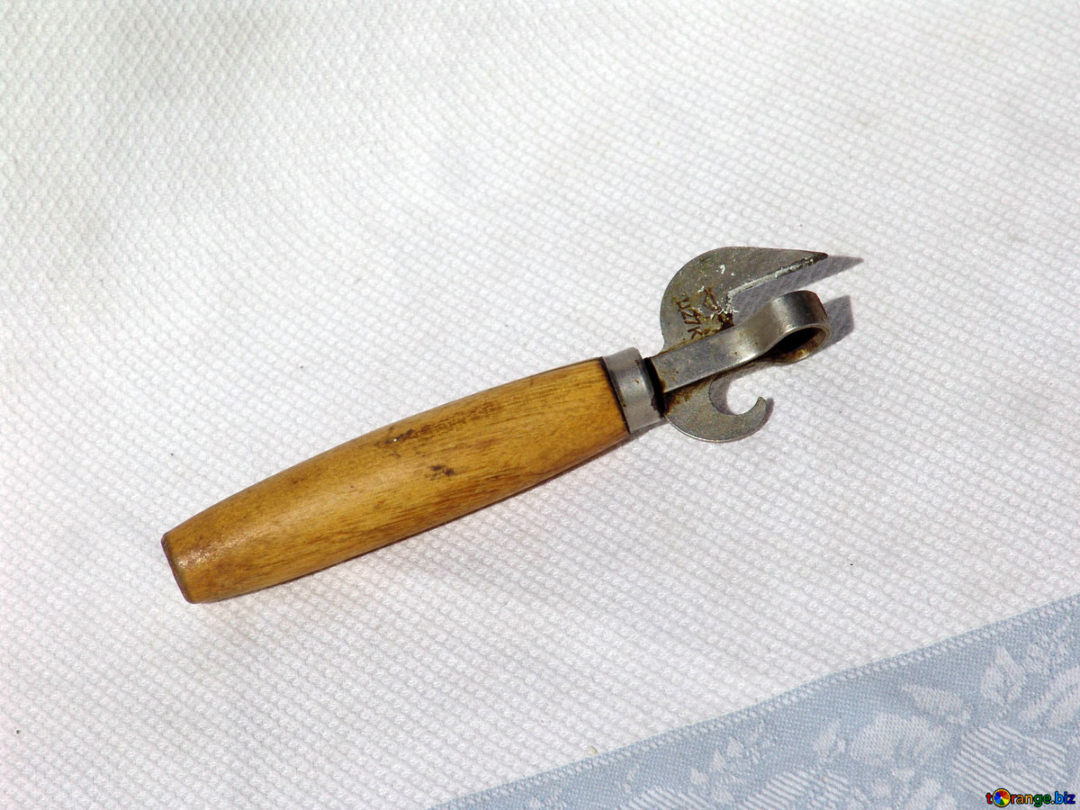 Cutter style can opener
